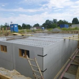 Neubau mit Betonwänden und Keller, Baustelle in frühem Stadium.