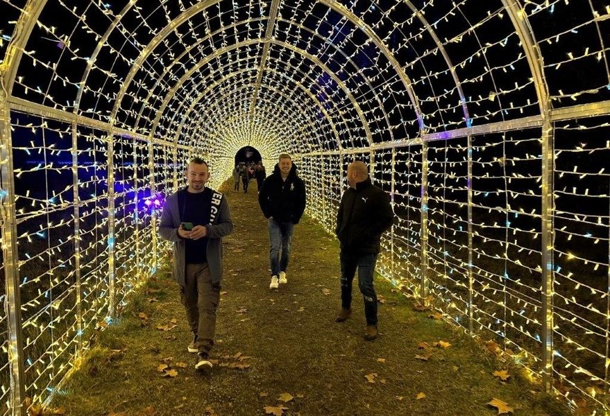 Advent 2023 unter einem Lichterkettentunnel