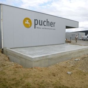 Betonplattform mit Logo Pucher für gewerbliches Projekt