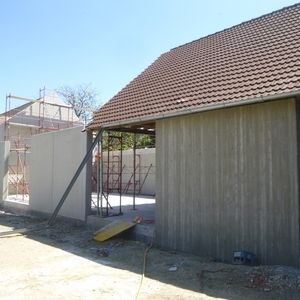 Carport oder Nebengebäude mit schrägem Dach und Holzverkleidung