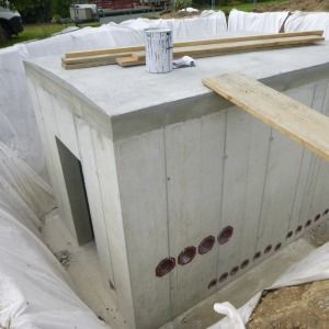 Betonfundament mit sichtbaren Rohrdurchlässen im Rohbauzustand