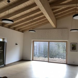 Innenansicht eines Neubaus mit Sichtbalken und großer Fensterfläche