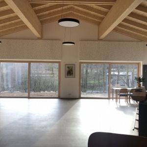 Heller Innenraum mit Fensterfront, hellem Boden und LED-Deckenleuchten
