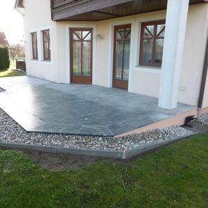 Überdachte Terrasse mit gemusterter Bodenfläche