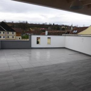 Dachterrasse mit Blick auf Dächer und Kirche