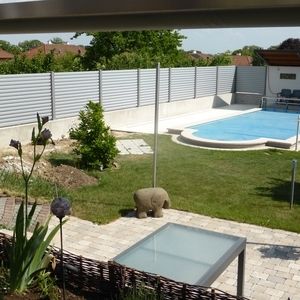 Holzzaun mit Poolbereich auf erhöhtem Gelände