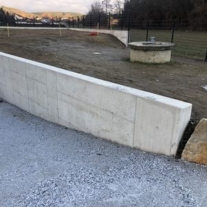 Kurzer Betonsockel entlang Grundstückskante