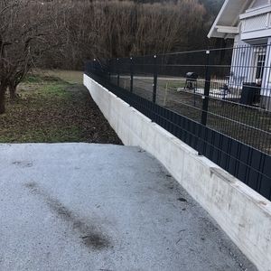 Betonmauer mit abschüssigem Hang