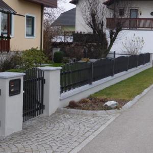 Moderne Einfriedung mit integrierter Paketanlage