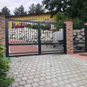 Einfahrtstor aus Schmiedeeisen mit gemauerten Pfeilern
