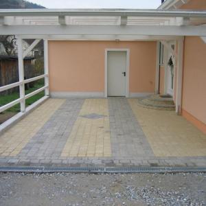 Moderner Hauseingang mit mehrfarbiger Pflasterfläche