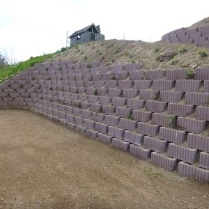 Stützmauer aus Betonsteinen an Hanglage