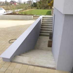 Schräge Betonzufahrt mit Geländer