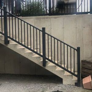 Außentreppe mit schwarzem Metallgeländer