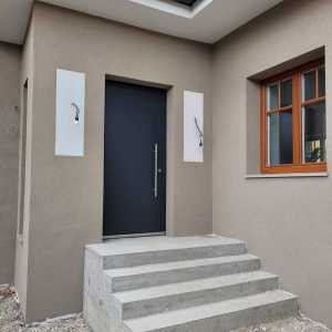 Eingang mit überdachter Treppe aus Beton