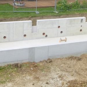 Betonmauer mit eingelassenen Wasseranschlüssen