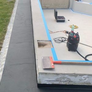 Rechteckiger Pool im Bau mit Technikanschlüssen