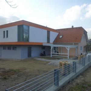 Mehrfamilienhaus mit Flachdach und versetztem Aufbau in moderner Bauweise