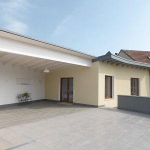 Modernes eingeschossiges Haus mit weißer Fassade, Flachdach und großer Garage