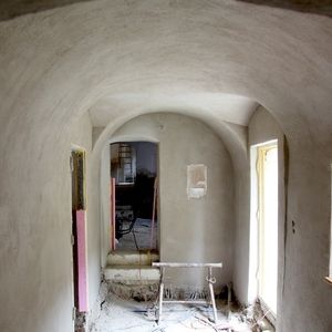 Ökologisch verputzter Rundbogen im Innenbereich