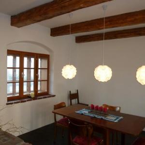 Essbereich mit Holzdecke und ökologischer Innenausstattung