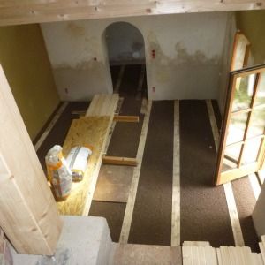 Bodendämmung in einem Altbau mit Hanfmaterialien