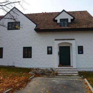 Weißes Einfamilienhaus mit modernisiertem Eingangsbereich