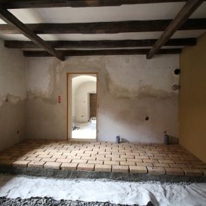 Altbau-Innenraum mit Lehmputz und Rundbogen