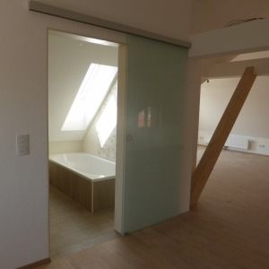 Ausgebauter Dachboden mit sichtbaren Holzbalken
