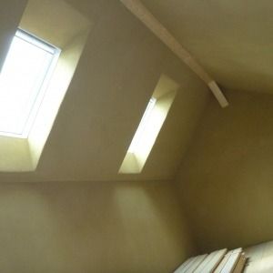 Dachgeschoss mit eingebauten Dachfenstern und Lehmputz