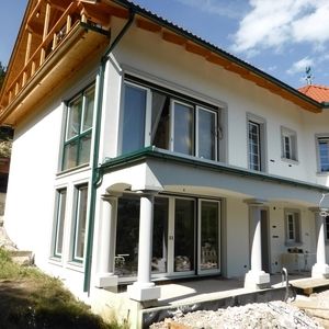Zweistöckiges Wohnhaus mit ökologischer Putzfassade und Holzdetails