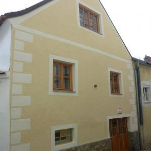Altbau mit hellgelber Fassade und abgesetzten Fensterrahmen