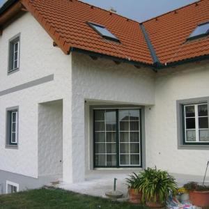 Modernisierter Altbau mit weißer Hanffaserfassade