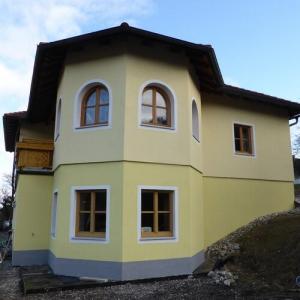 Historisches Gebäude mit ökologischer Dämmschicht in sanftem Gelb