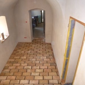 Flur mit Bodenbelag und Lehmputz