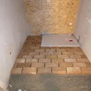 Raum mit Hanfdämmplatten auf Bodenfläche