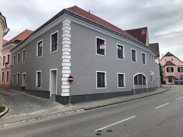 Graue Fassade an einem Haus