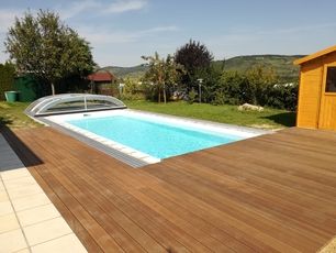 Ein Pool mit Holzterrasse