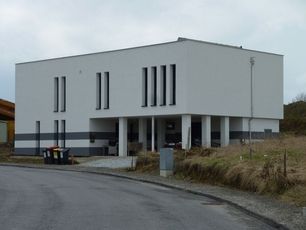 Ein Wohnhaus mit Flachdach