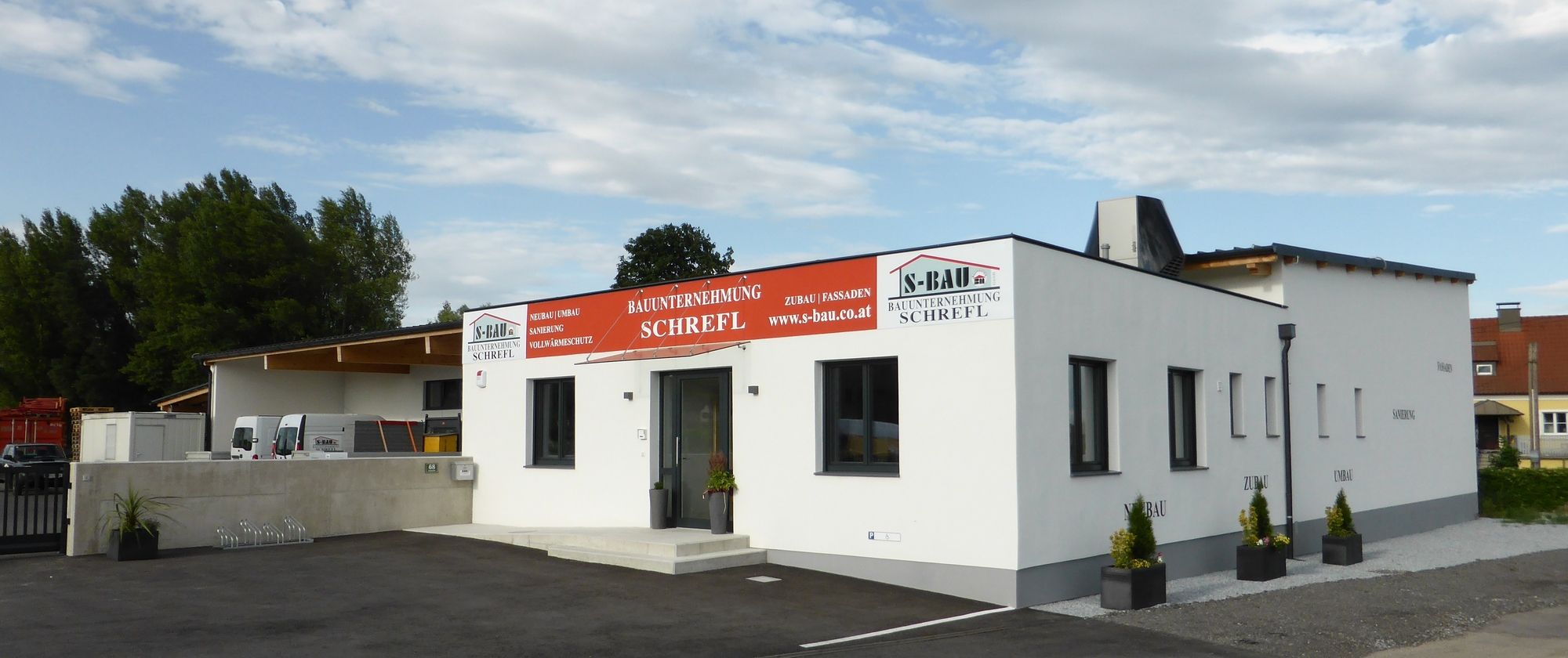 Bild des Bürogebäudes mit Logo auf der Fassade